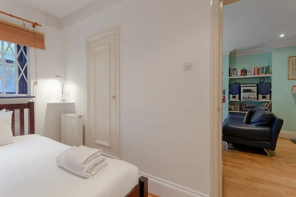2 Bedroom Apartment With Garden in Chelsea