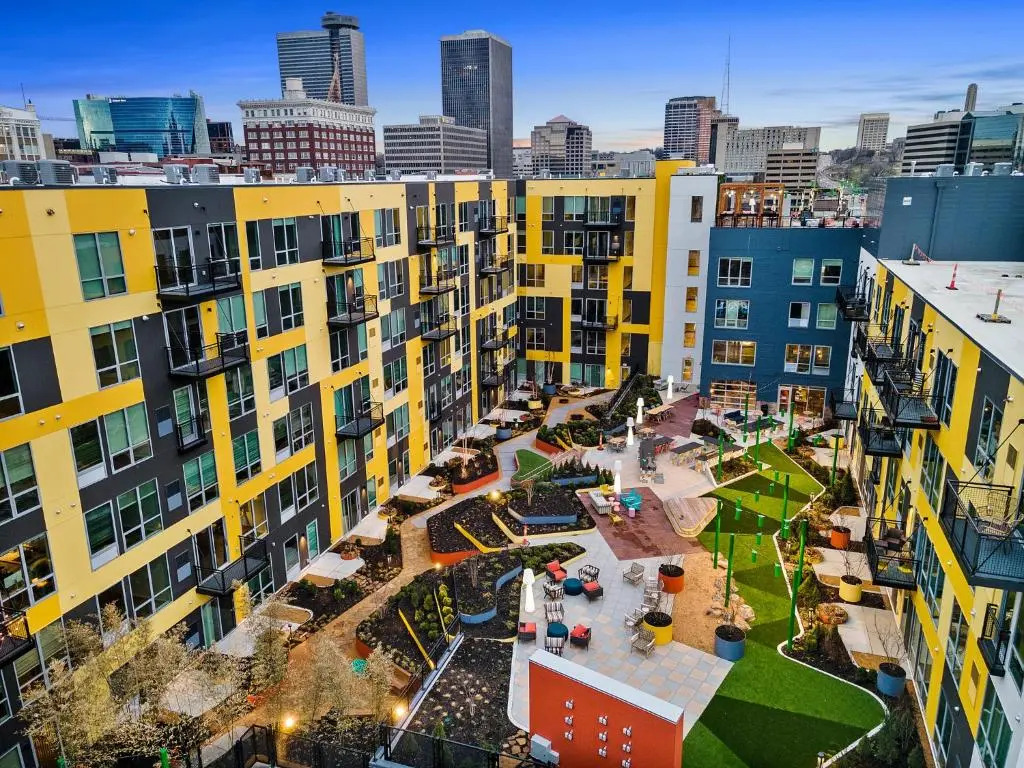 Spacious Insta-worthy Oasis steps from Night Life 360