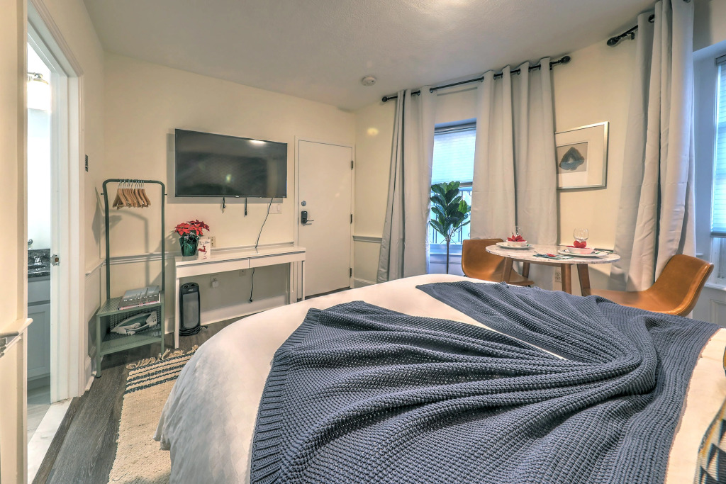 Modern Studio with Great Wifi and Amenities!