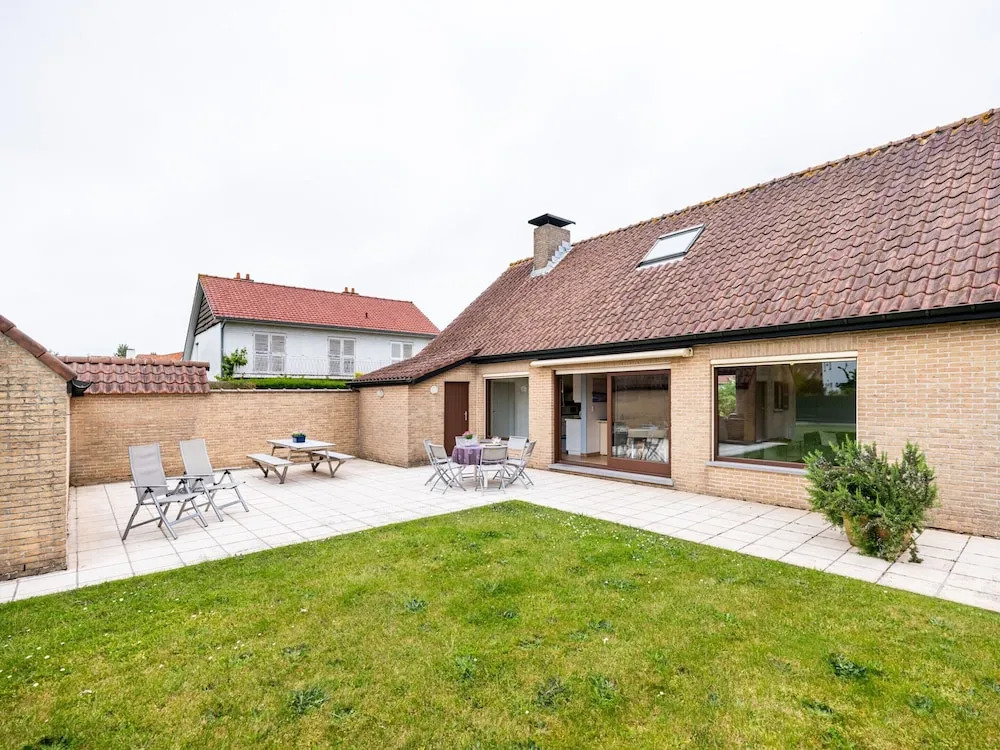 Villa in St-Idesbald near Sea Beach