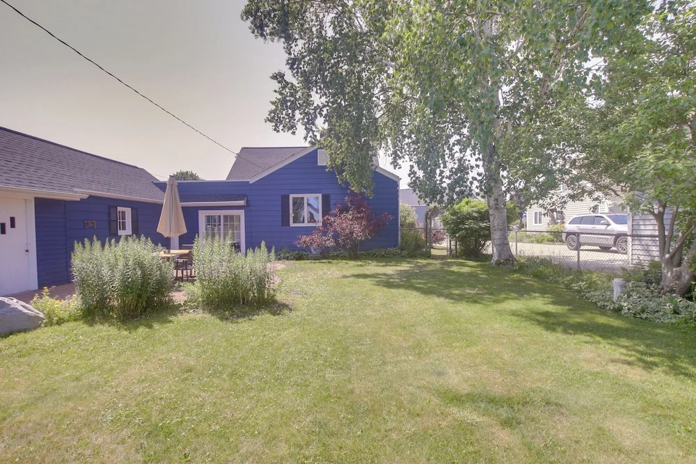 Cozy Wisconsin Abode: Walk to Lake Michigan