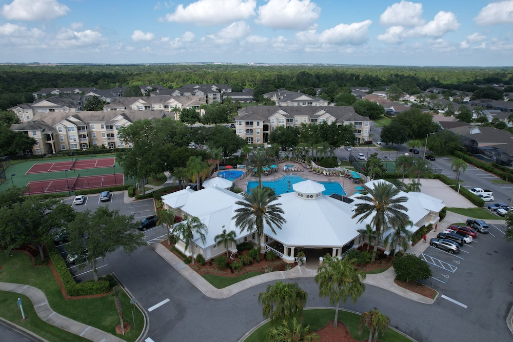Windsor Palms Townhome With Wifi, AC, Screened Patio, Pool, hot Tub, & Tennis