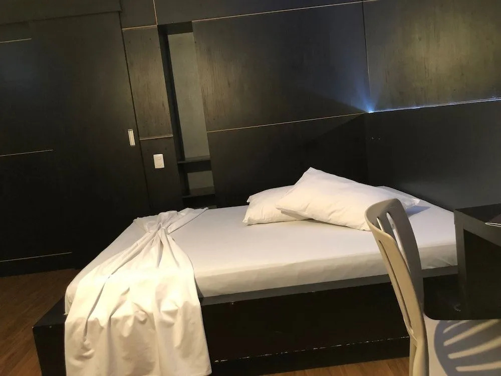 Snob Motel