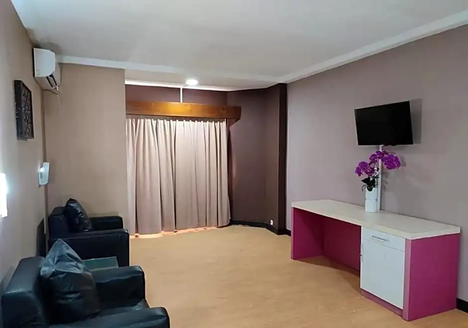 Collection O 1963 Hotel The New Benakutai