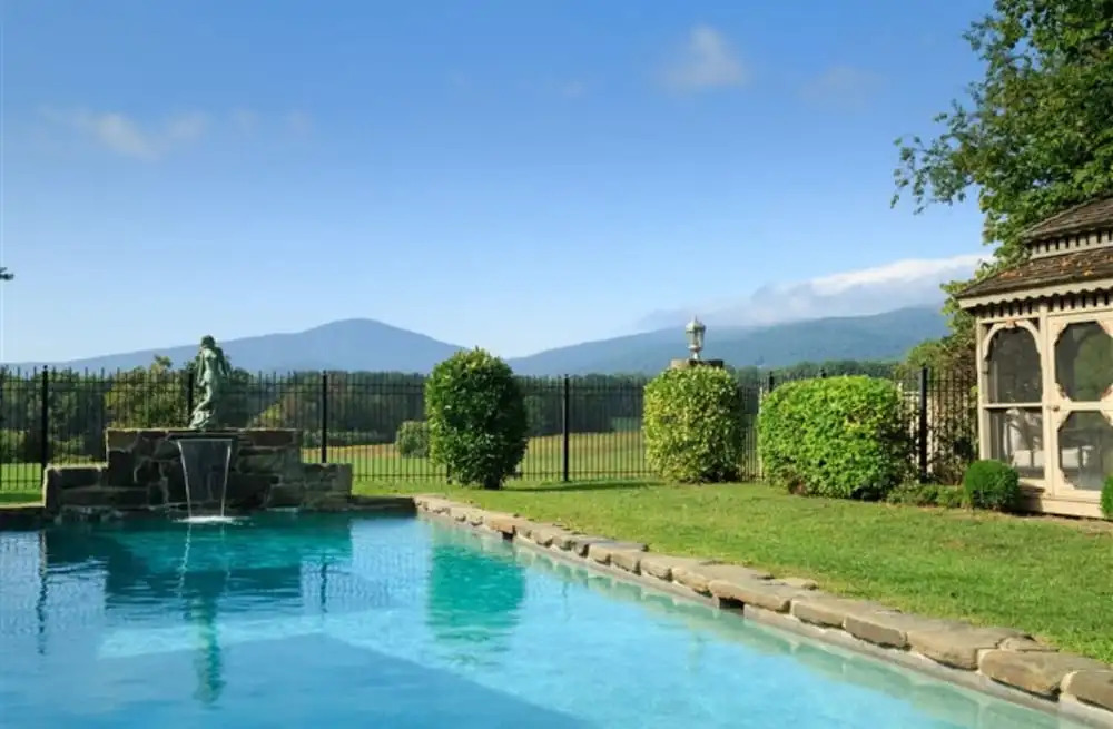 Glen Gordon Manor