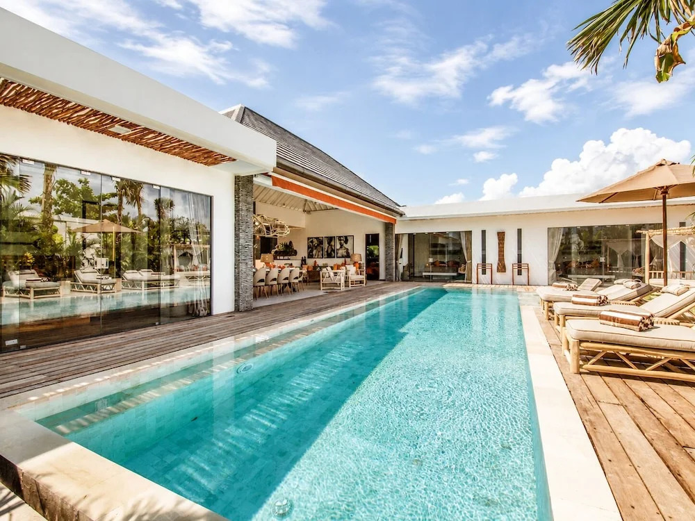 Dreamy 5BR Haven, 200m to Berawas Blissful Beach