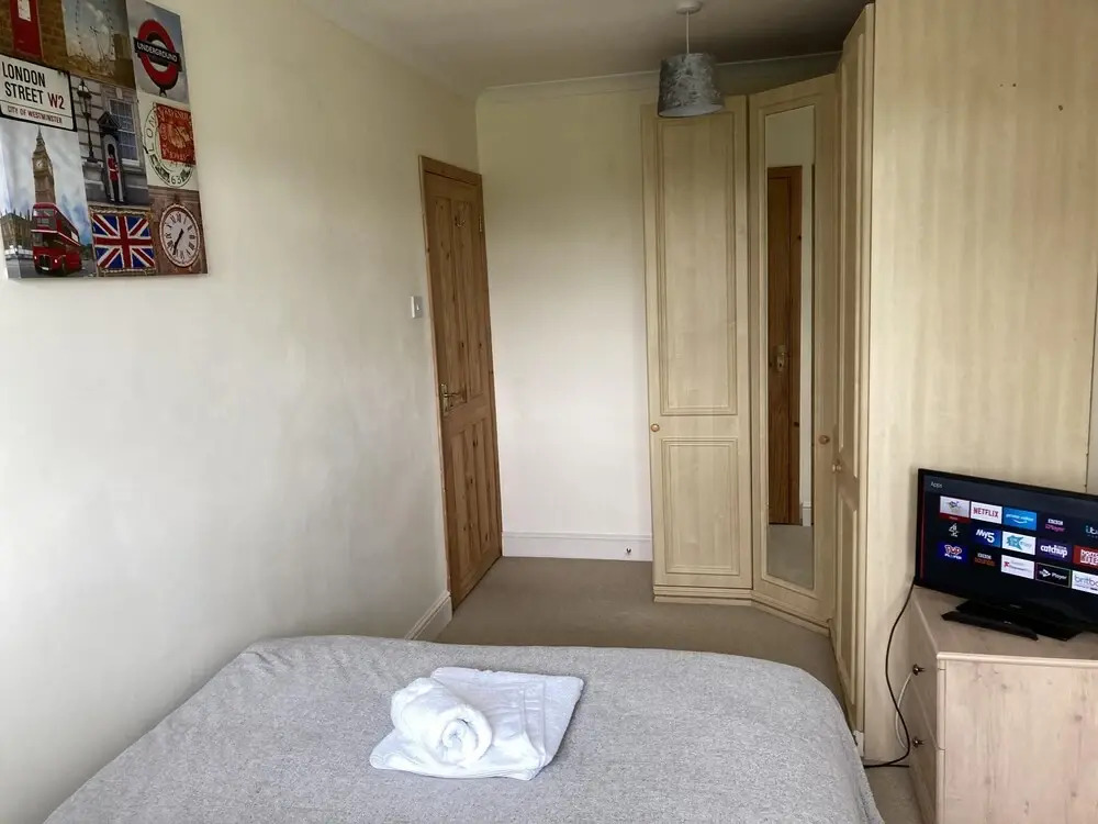 Large Detached House With off Street Parking Close to Heathrow