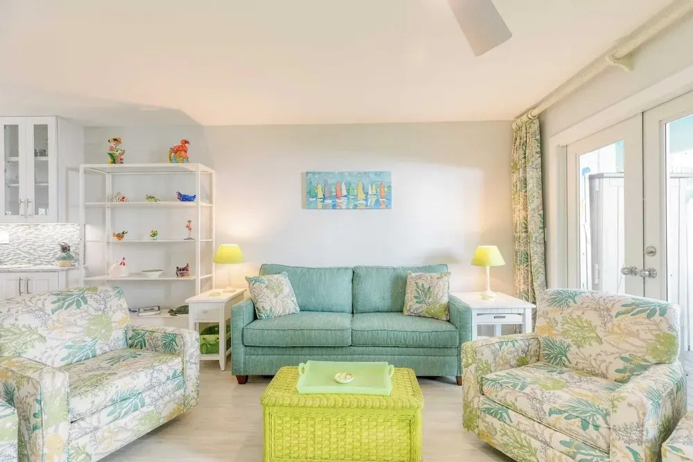 Bahamian Reed by Avantstay Walk to Everything! w/ Community Pool Month Long Stays Only