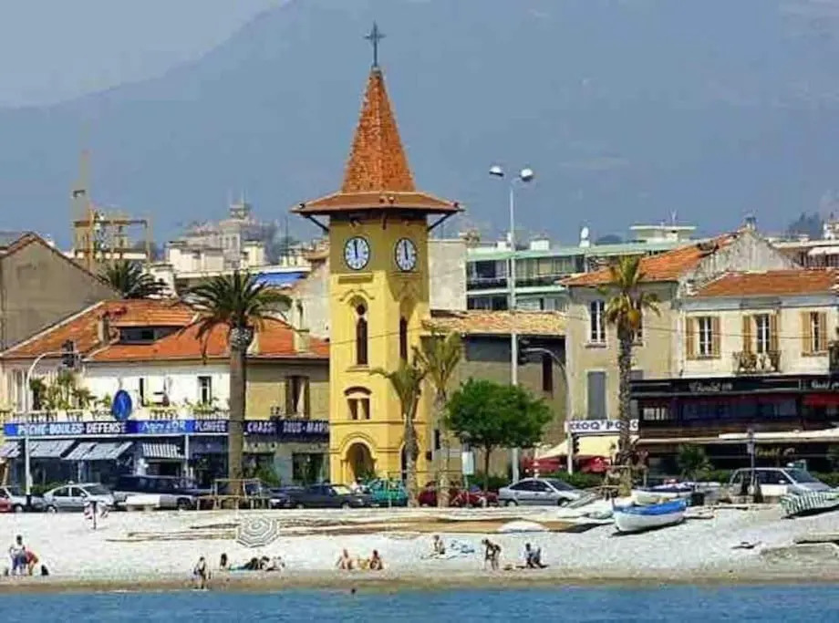LES PINS Appartement a 5 mn à pied du Bord de Mer
