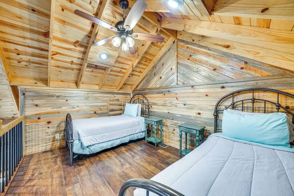 Hot Tub & Fire Pit: Cozy Cabin in Broken Bow!