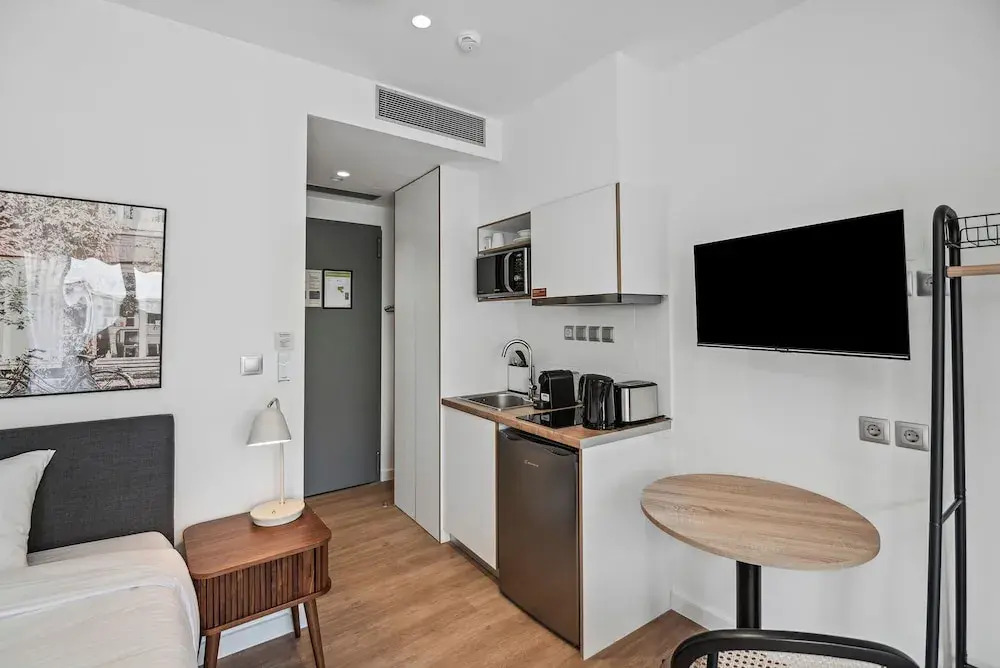 Limehome Piraeus Olive