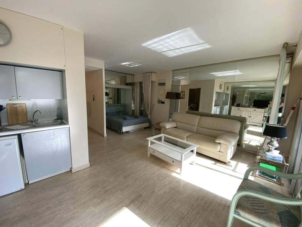 Modern and light studio apartment in prestgious area of Cannes. Small garden and pool. - 743
