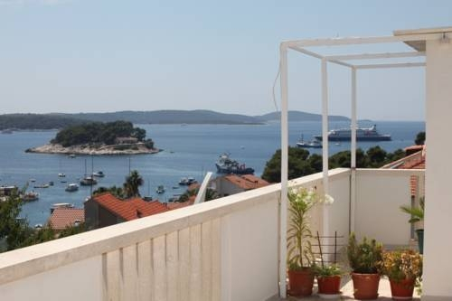 Apartments & Rooms Zlatica Hvar