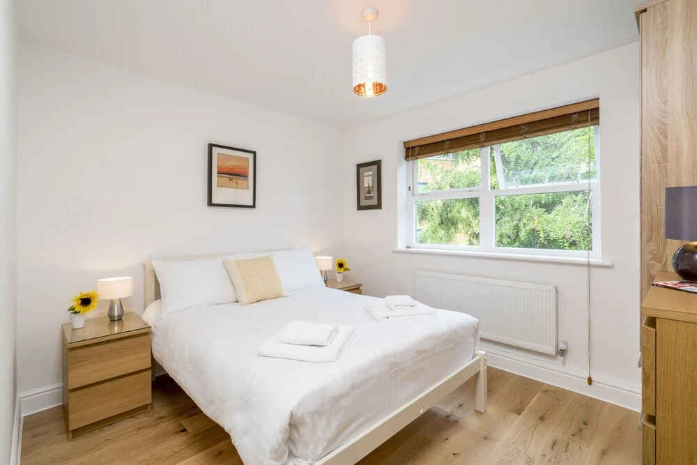Sunny 2BR apt in the heart of Vauxhall, by subway