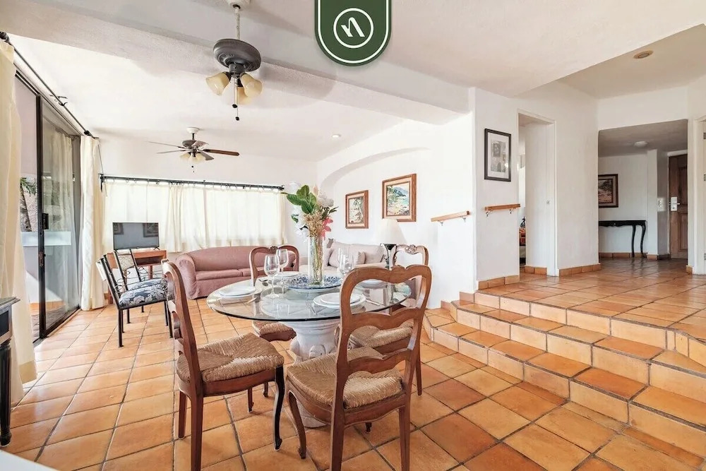 Amazing 2 BR Condo Overlooking the Pool - Romantic Zone