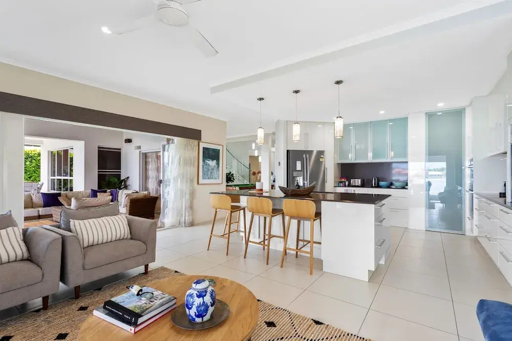 Amazing Canal House with Private Jetty, Gym & Pool
