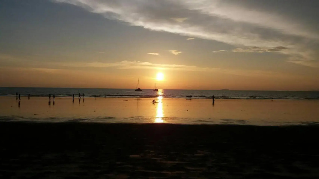 Lanta Long Beach Hostel
