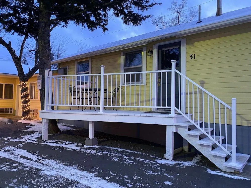 Lamplighter Cabins & Suites