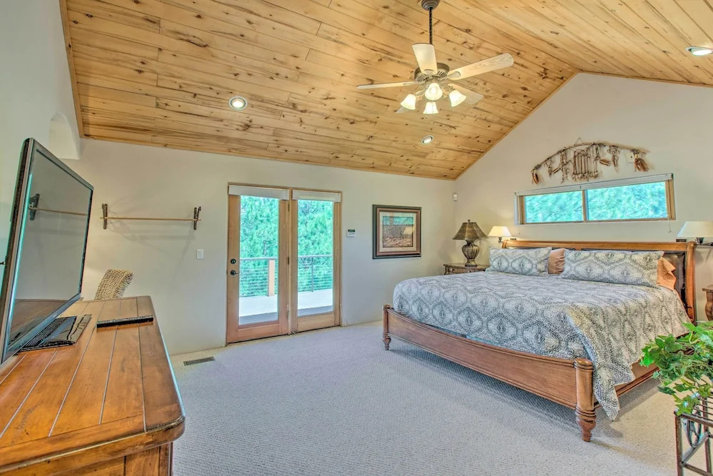 Stunning Angel Fire Cabin w/ Hot Tub & 3 Decks!