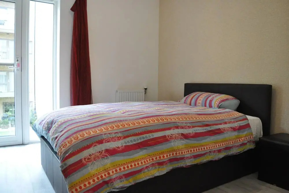 Modern 2 Bedroom East London Apartment With Balcony