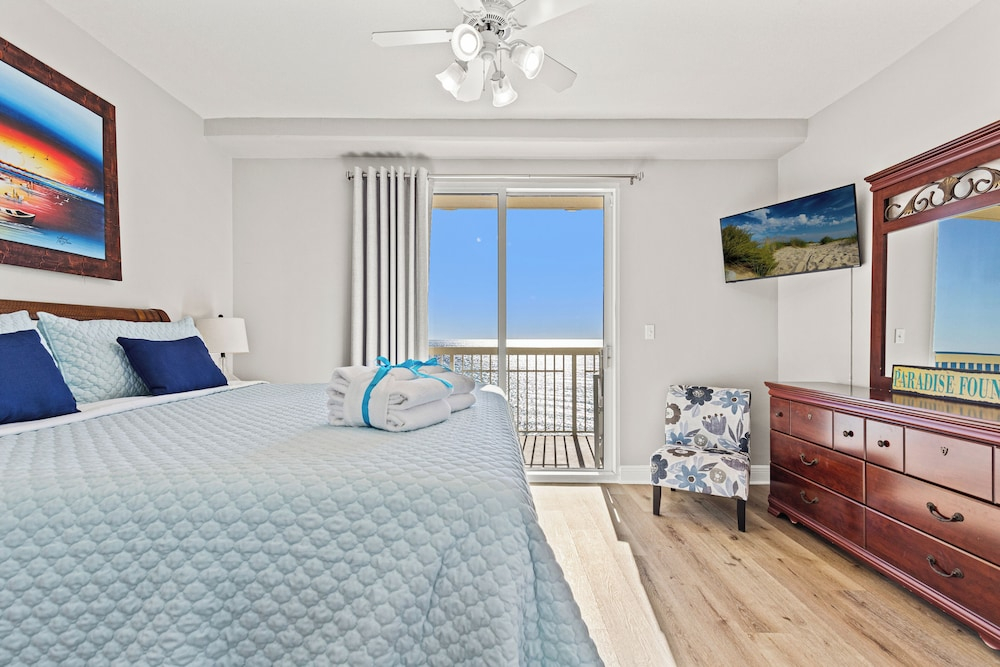 Splash, Relax & Repeat at Dolphin View Retreat! Beachfront! Sleeps 9!