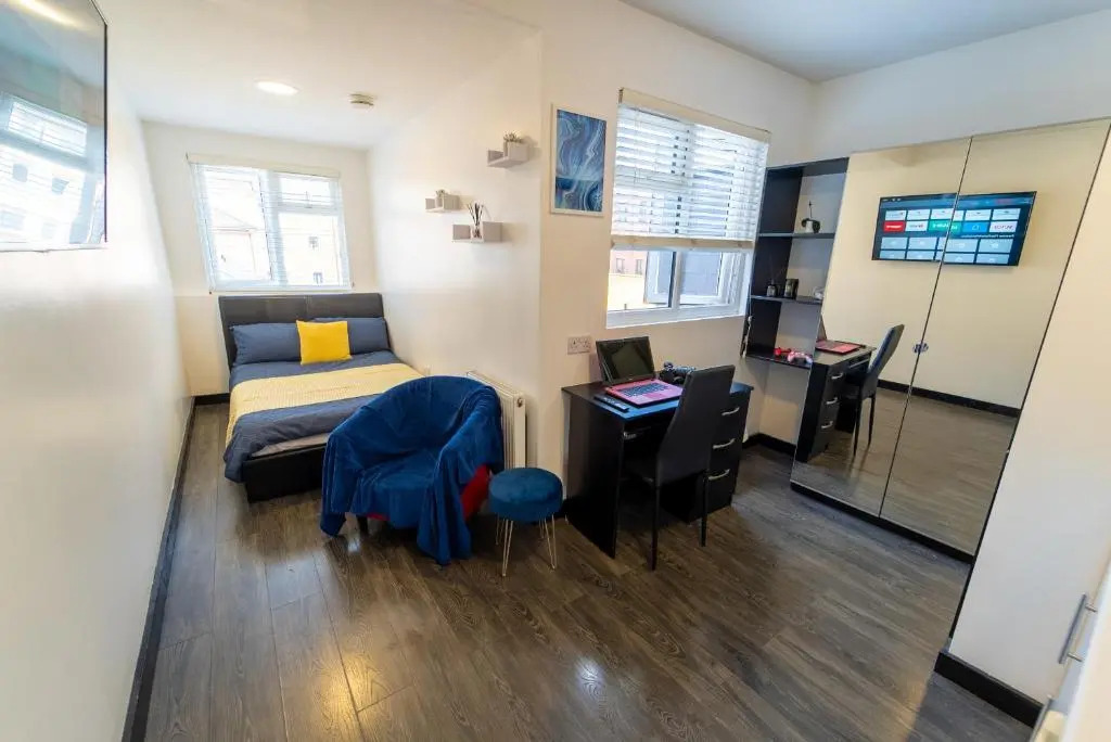 STAY SA Cosy equipped studios available 10 mins from the city! Free WIFI &50" SMART TVs