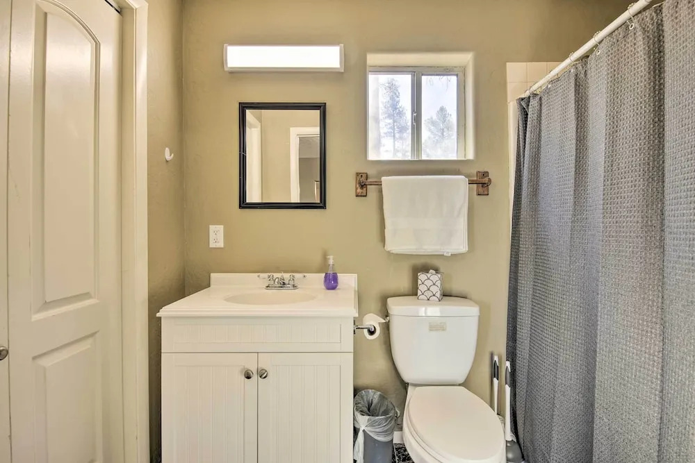Hot Tub Hideaway in Pinetop: Bring Your Pet!