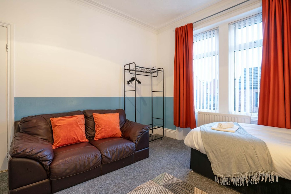 3 Bed-free Parking-close to City