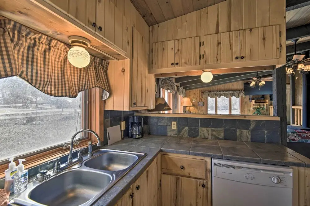 Cabin by Rio Grande - 19 Mi to Wolf Creek!