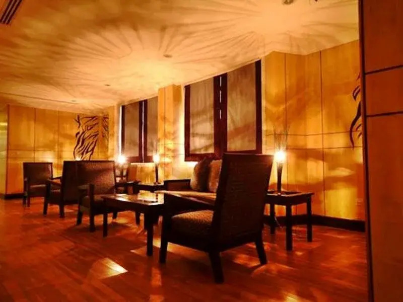 Royal Hotel & Suites