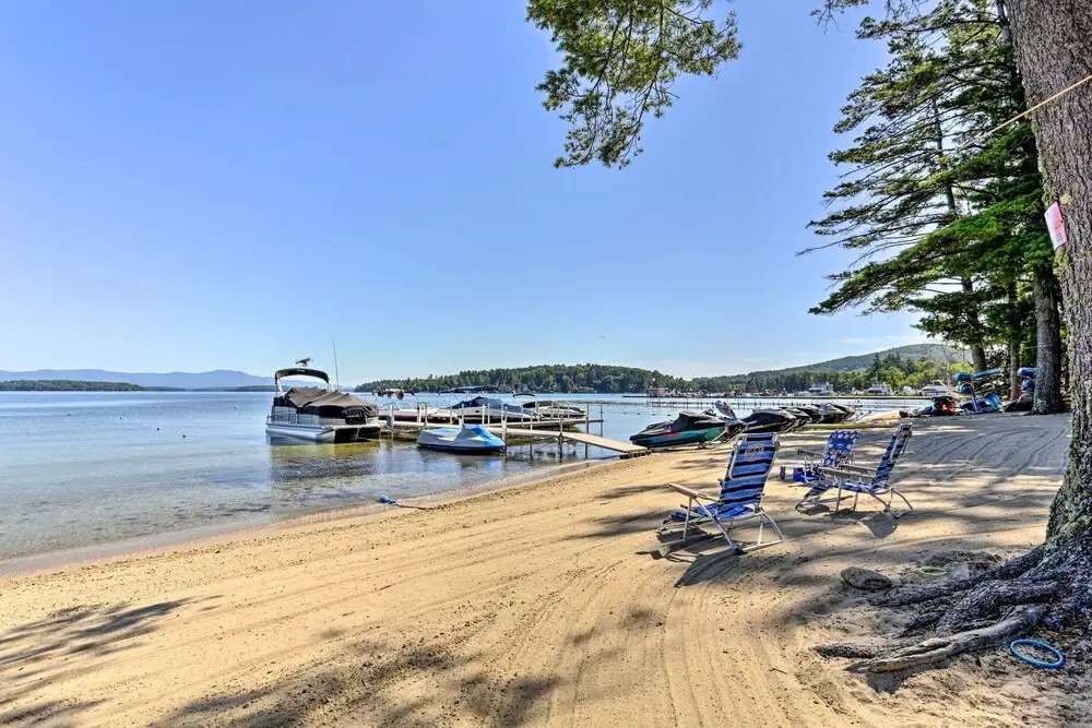 Lake Getaway: Walk Across Street to Private Beach!