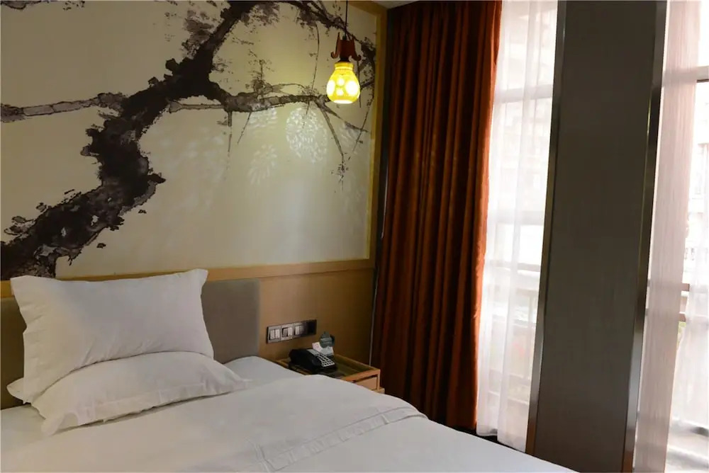 Xinghe Yuezhi S-Guangzhou Yuexiu District Railway Station White Horse Clothing City Flagship Store