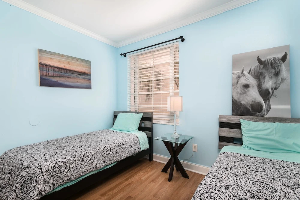 2 bedrooms on Collins Ave and 8th Street