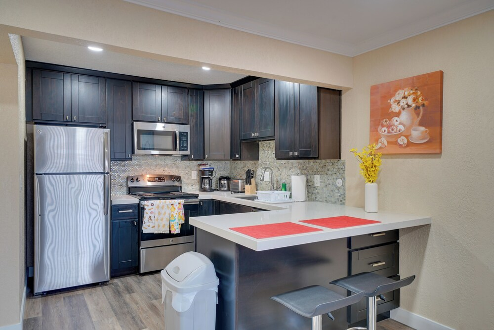 2 Mi to Dtwn Pleasanton Condo w/ Pool Access