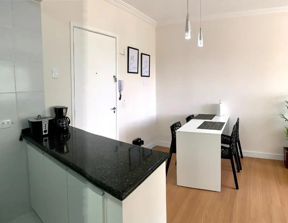 205- Apartamento 1 quarto suite, Encantador, amplo e decorado, mobiliario moderno, cozinha completa com utensílios , Excelente vista da cidade e localização privelegiada no bairro Bigorrilho ,
