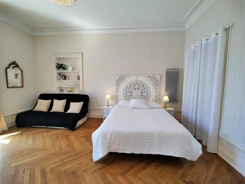 Grand studio 38m2 dans ancien palace avec piscine et place de parking privée