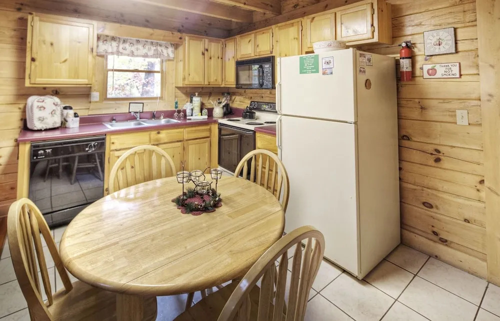 Er91 - Eagle's Beauty - Great Location - Close To All The Action! 2 Bedroom Cabin by RedAwning