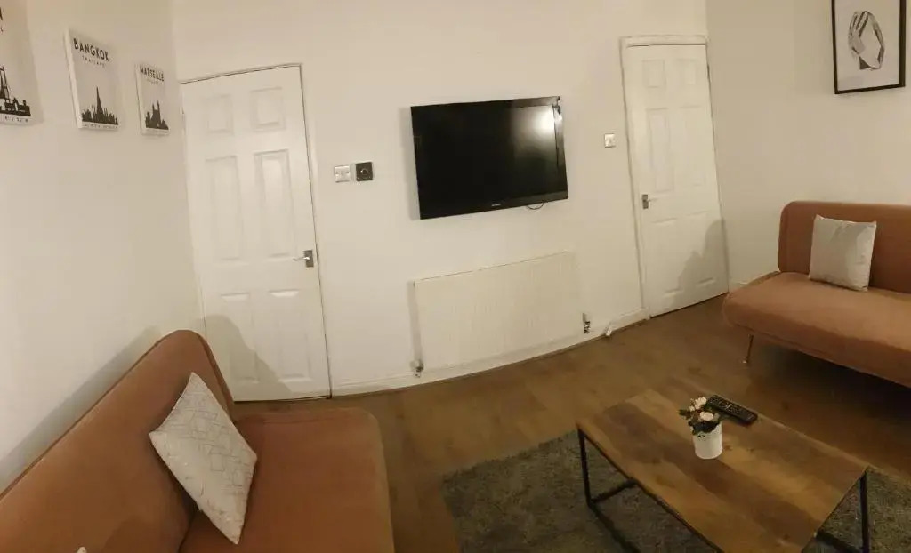 6 bed sleeps 10, walk 2 LFC & EFC, Parking,10 mins 2 City