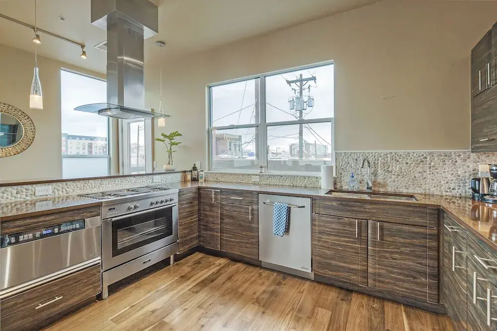 Swanky Downtown Loft! City Views! Sleeps 10!