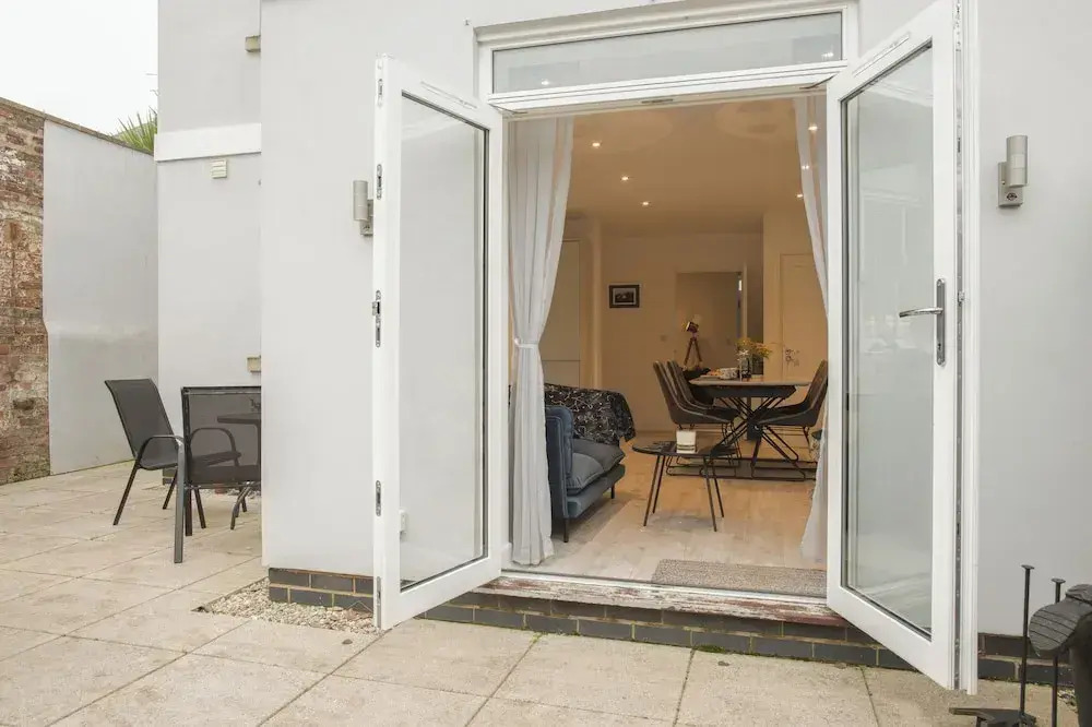 Stunning 2 BD with Patio & Free Parking