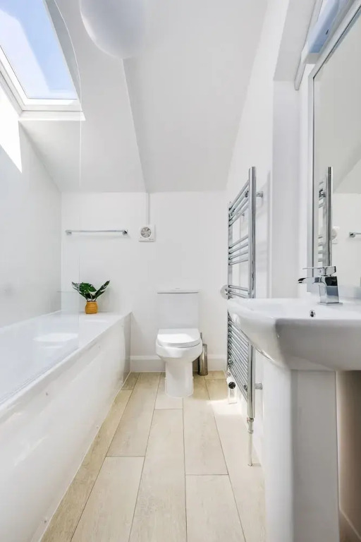 Superb Central First Floor Studio Apartment #8
