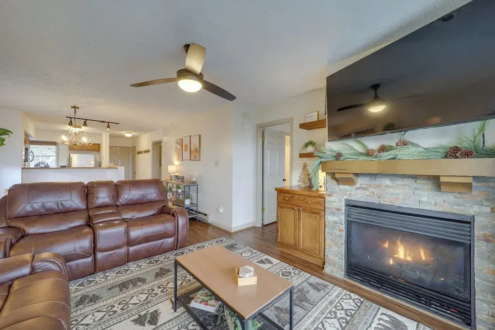 Cozy Condo w/ Balcony & Views in Beech Mountain!