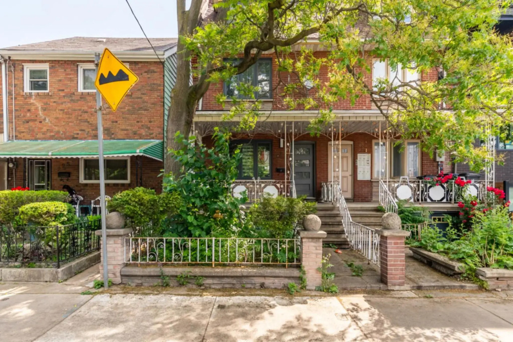 Newly renovated 4 Bed 3 Bath House in DT Toronto