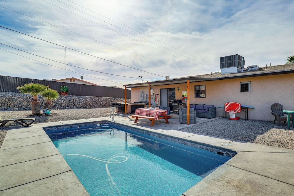 Desert Oasis w/ Hot Tub! 6 Mi to Lake Havasu