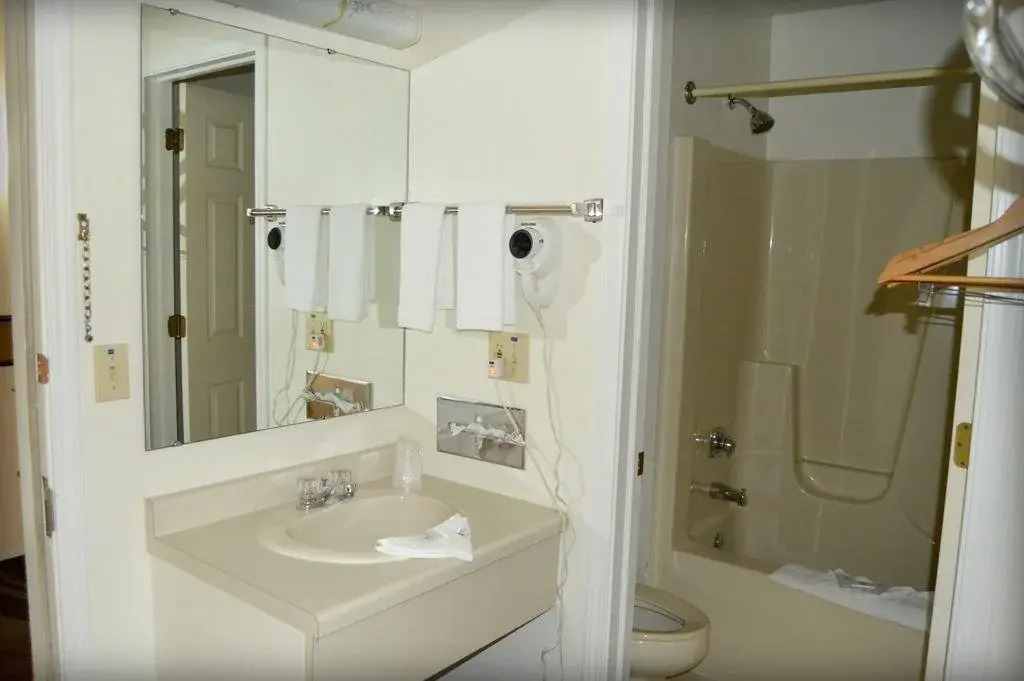 Adams Inn and Suites