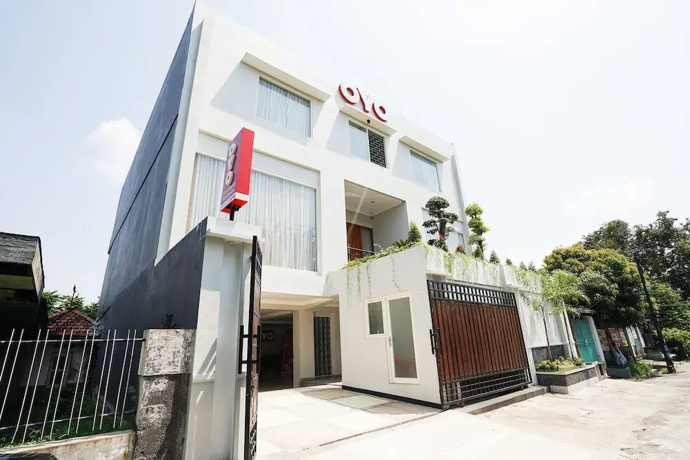 OYO 747 Cipunegara Residence
