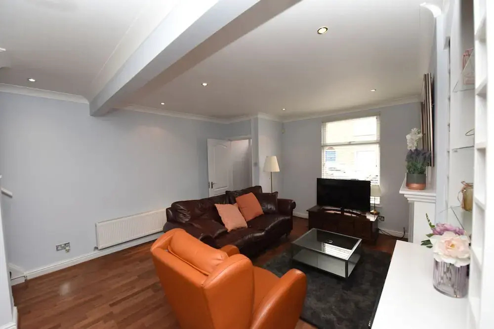 "Honeysuckle House Chester" by Greenstay Serviced Accommodation - Large 3 Bed House, Sleeps 6, Perfect For Contractors, Business Travellers, Families & Groups