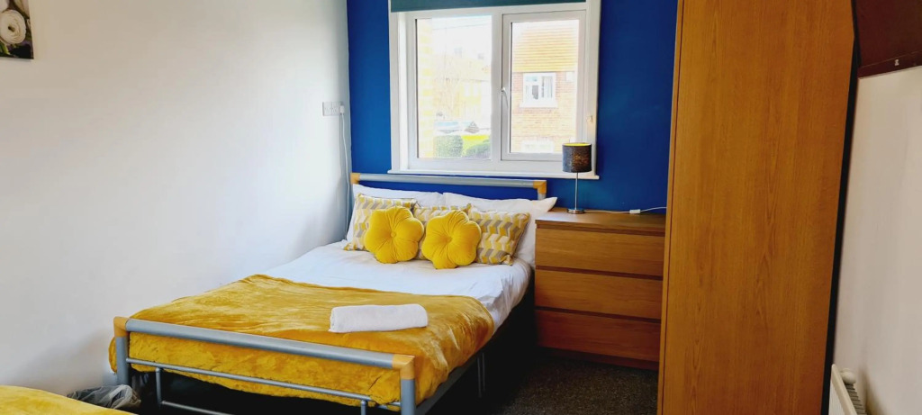 Browning House 3 rooms total 6 beds contractor stay FREE WIFI and Parking