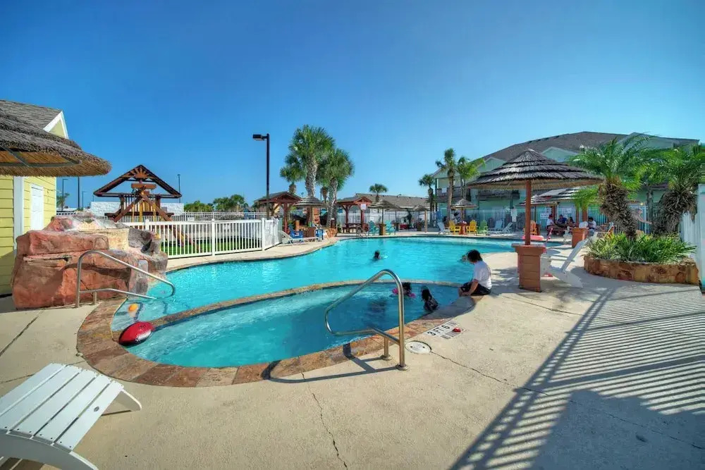 16 Palms by Avantstay Luxury Getaway, Backyard Oasis Pool & Playscape Access