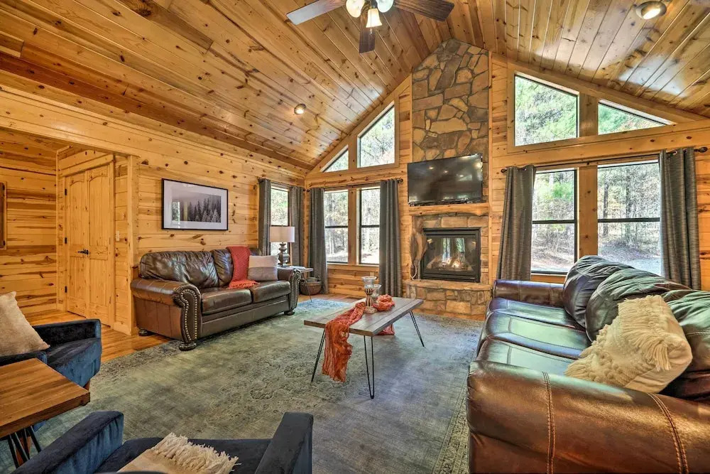 Broken Bow Cabin w/ Hot Tub ~ 6 Mi to Lake!